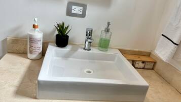 Haartrockner, Handtücher, Seife, Toilettenpapier