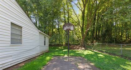 Sweet Home for up to 8 Guests: 8 Min to Downtown