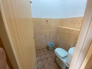 Suite | Bathroom | Shower, towels - Hotel O Wisma Pramuka Syariah (Cirebon)