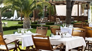Outdoor dining - Ortunc Hotel Boutique Class (Ayvalik)