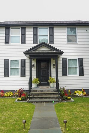 Exterior - Serene 4-bedroom house with central AC and heating in charming Norwalk (Norwalk)