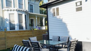 Outdoor dining - Serene 4-bedroom house with central AC and heating in charming Norwalk (Norwalk)