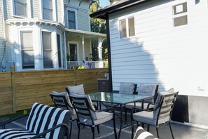 Outdoor dining - Serene 4-bedroom house with central AC and heating in charming Norwalk (Norwalk)