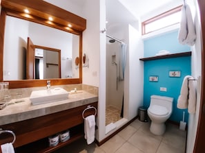 Bathroom - Cucuve Suites (Puerto Ayora)
