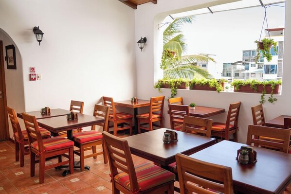 Outdoor dining - Cucuve Suites (Puerto Ayora)