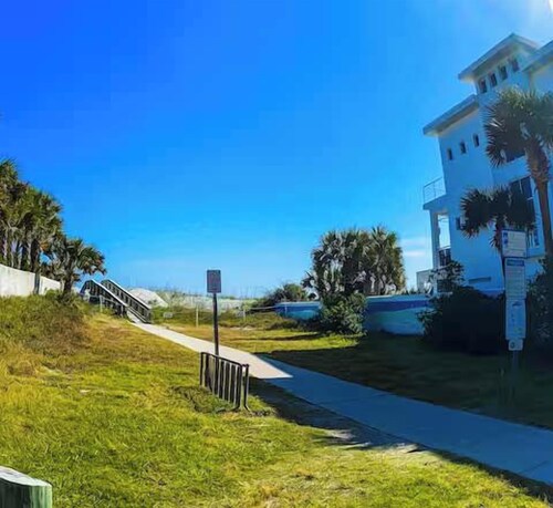 Walk to Beach Pet Friendly 2BR Bungalow