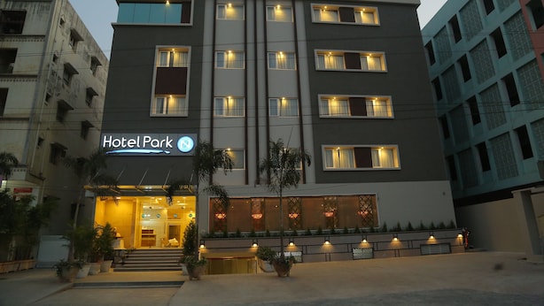 Ein mehrstöckiges Hotel mit moderner Fassade, beleuchteten Fenstern und einem gut erhellten Eingang.