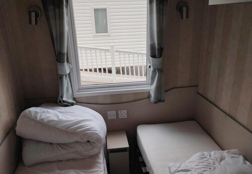 3 Bed Seaside Cabin Sleeps 8 - Pool Access