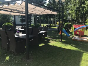 Outdoor dining - Dwor Prawdzica Resort and Conference (Gdańsk)