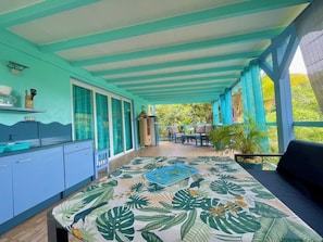 Une chambre avec un lit, une petite kitchenette, un coin repas et une vue sur la verdure.