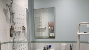 Un baño con bañera, lavamanos, inodoro y ducha.