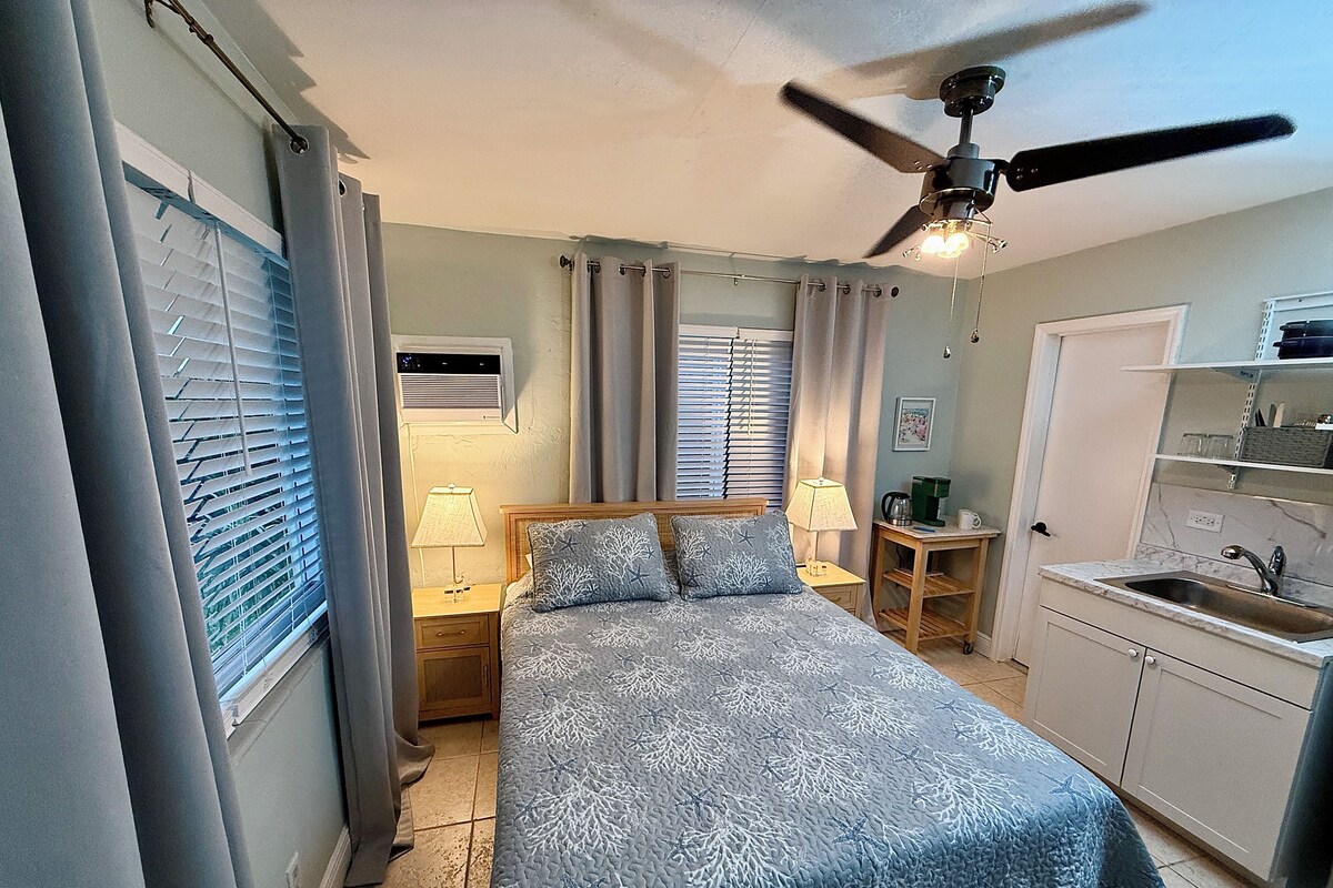 Økonomistudio, 1 queensize-seng, hageutsikt, ved strandkanten | Oppholdsområde | En 65-tommers smart-TV med kabel-kanaler samt bøker