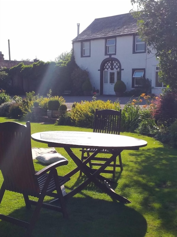 Outdoor dining - The White House (Penrith)