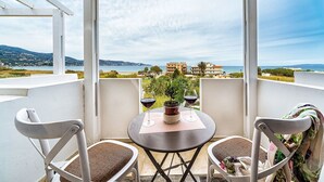 Outdoor dining - Ikaros Apartments (Malevizi)