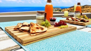 Outdoor dining - Mama La Roosa (Malevizi)