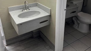 Unclassified image, 3 of 19, button - Amerihill Inn Suites Greensboro (Greensboro)