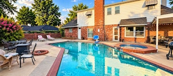 Spacious 7-bedroom home with heated pool and Jaccuzzi