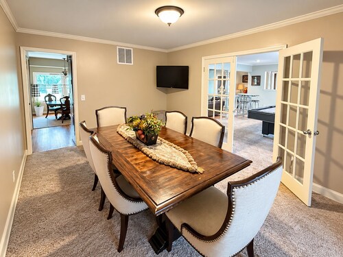 Spacious 7-bedroom home with heated pool and Jaccuzzi