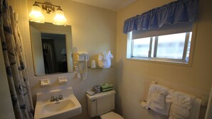 Un baño con lavamanos, inodoro y ventana con vistas.