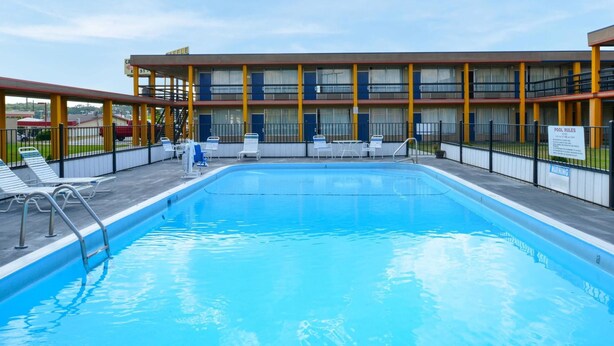 Pool - Magnuson Hotel Opelika (Opelika)