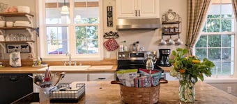 Monkey Tree Farmhouse Cozy Retreat on Olympic DT