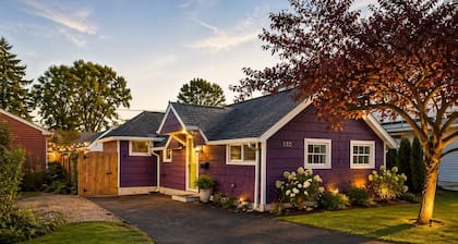 Cozy Summerville Cottage, Sleeps 6, Pet Friendly, Fully Fenced Back Yard