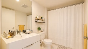 Bathroom - The Hazelton Horizon Downtown (Toronto)
