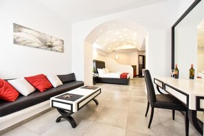 Living area - Queen Boutique Suites (Mykonos)
