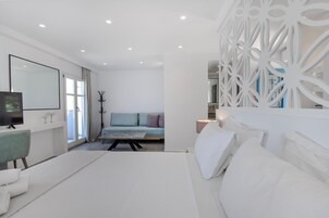 Un dormitorio moderno con una cama grande, un televisor y un panel decorativo en la pared.
