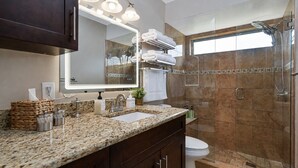 Shower, hair dryer, towels, soap - Turtle Cove • FREE Pool Heat • Hot Tub • Kayaks • Fishing • Waterfront (Cape Coral)