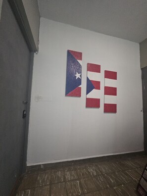 Ein Flur mit an der Wand befestigter Flagge.