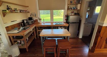 Valona Views. Bright and quiet apartment, marsh views, deck and outdoor shower.