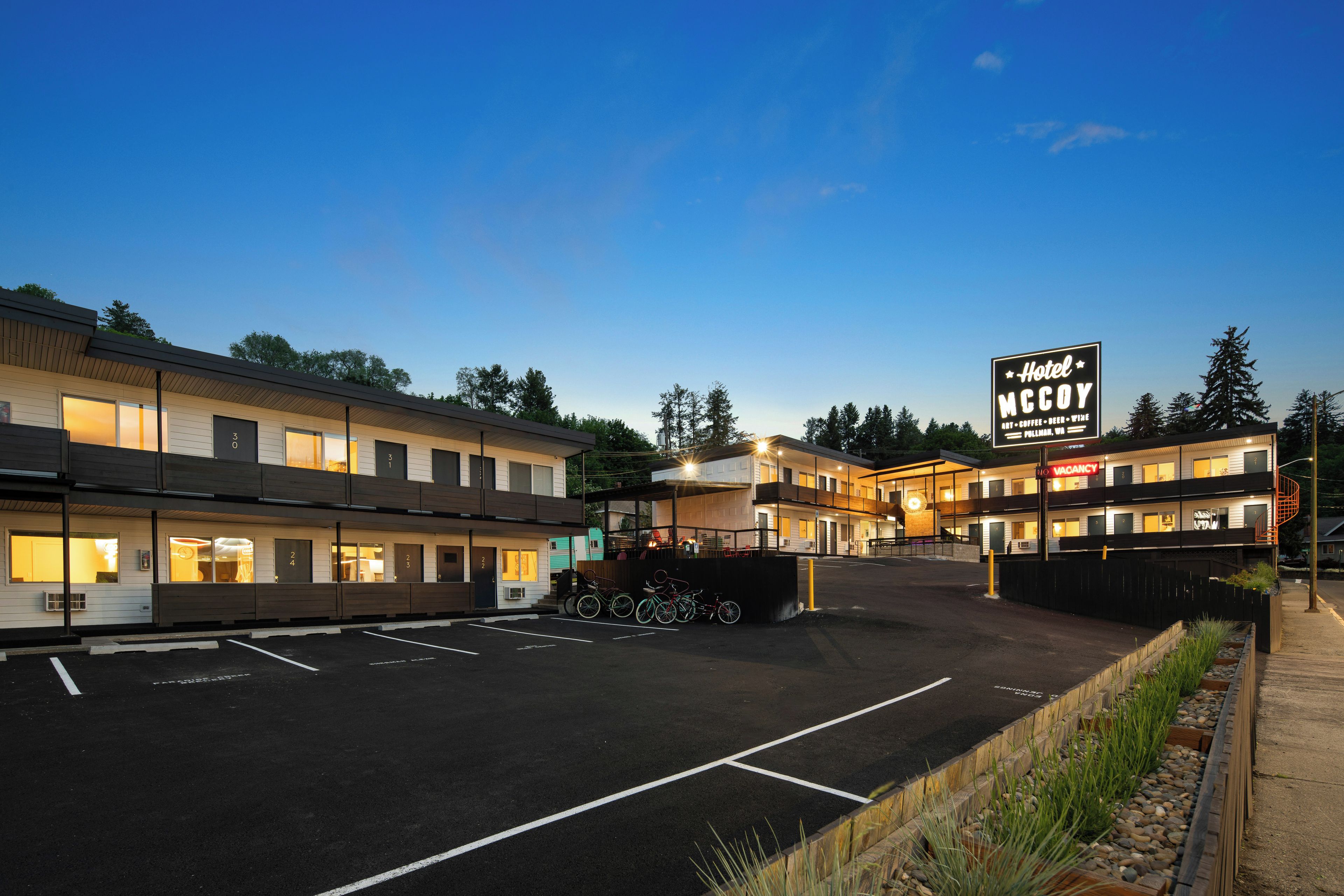 A hotel with multiple floors and a parking lot.