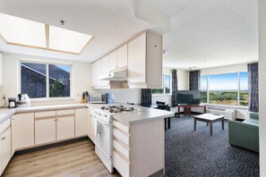 Private kitchen - Cedars Ocean View Inn (Long Beach)