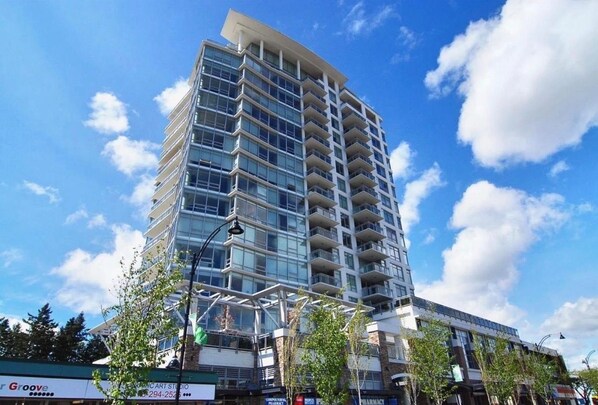 Exterior - White Rock Ocean View 2 Bedroom Furnished Condo / November to April (White Rock)