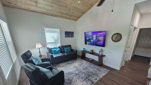 Living area - The Saltmarsh Guest House. Quaint, Convenient, and Pet Friendly (Darien)