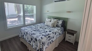 Room - The Saltmarsh Guest House. Quaint, Convenient, and Pet Friendly (Darien)