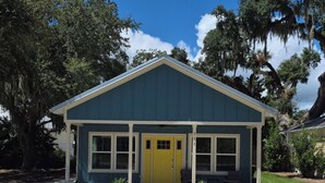 Exterior - The Saltmarsh Guest House. Quaint, Convenient, and Pet Friendly (Darien)