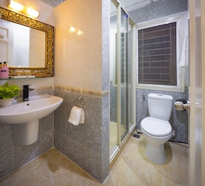 Bathroom - Hoang Thanh Thuy Hotel 1 (Ho Chi Minh Municipality)
