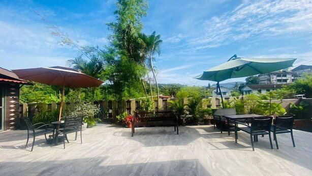 Outdoor dining - Seri Mutiara Motel (Langkawi)