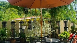 Outdoor dining - Seri Mutiara Motel (Langkawi)