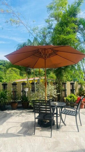 Outdoor dining - Seri Mutiara Motel (Langkawi)