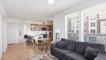 Un appartement moderne comprenant une cuisine, un coin repas et un salon.