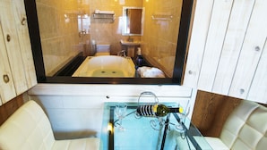 Ein Badezimmer mit einer Badewanne, einem Waschbecken und einem Spiegel.