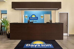 Una recepción en Days Inn con una pared azul y un logotipo.