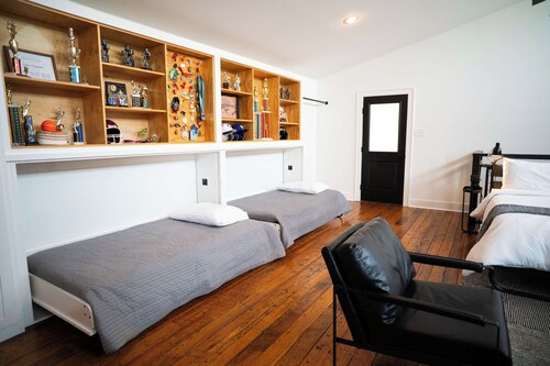 Mid Mod Studio - Garage - Kitchenette - 0.5 mi UCA