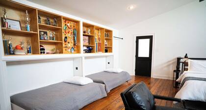 Mid Mod Studio - Garage - Kitchenette - 0.5 mi UCA