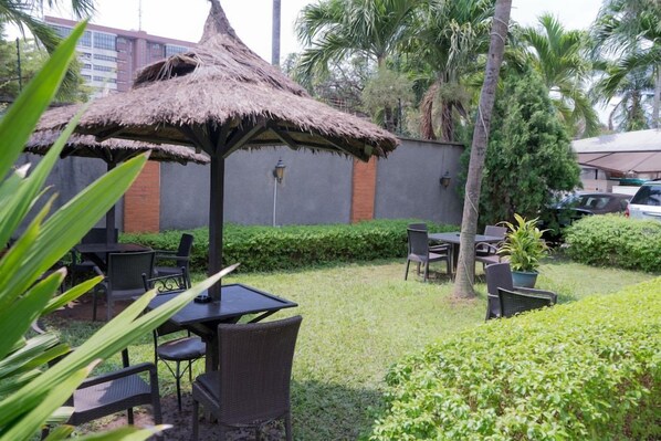 Outdoor dining - Cotton Suites (Lagos)