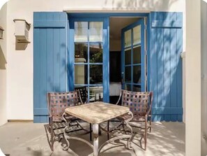 A room with a table and chairs, a window, and a door. - Legacy Villas Studio En-suite with Fireplace,Patio, Pools, Kitchenette, Grnd Flr (La Quinta)