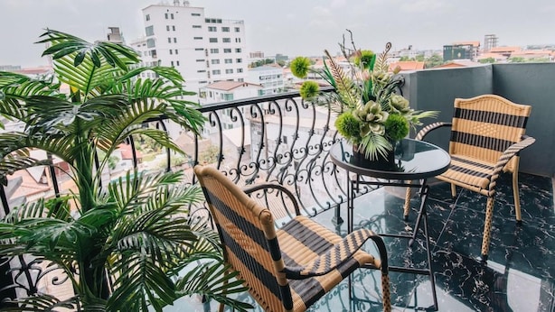 Outdoor dining - V Hotel (Vientiane)
